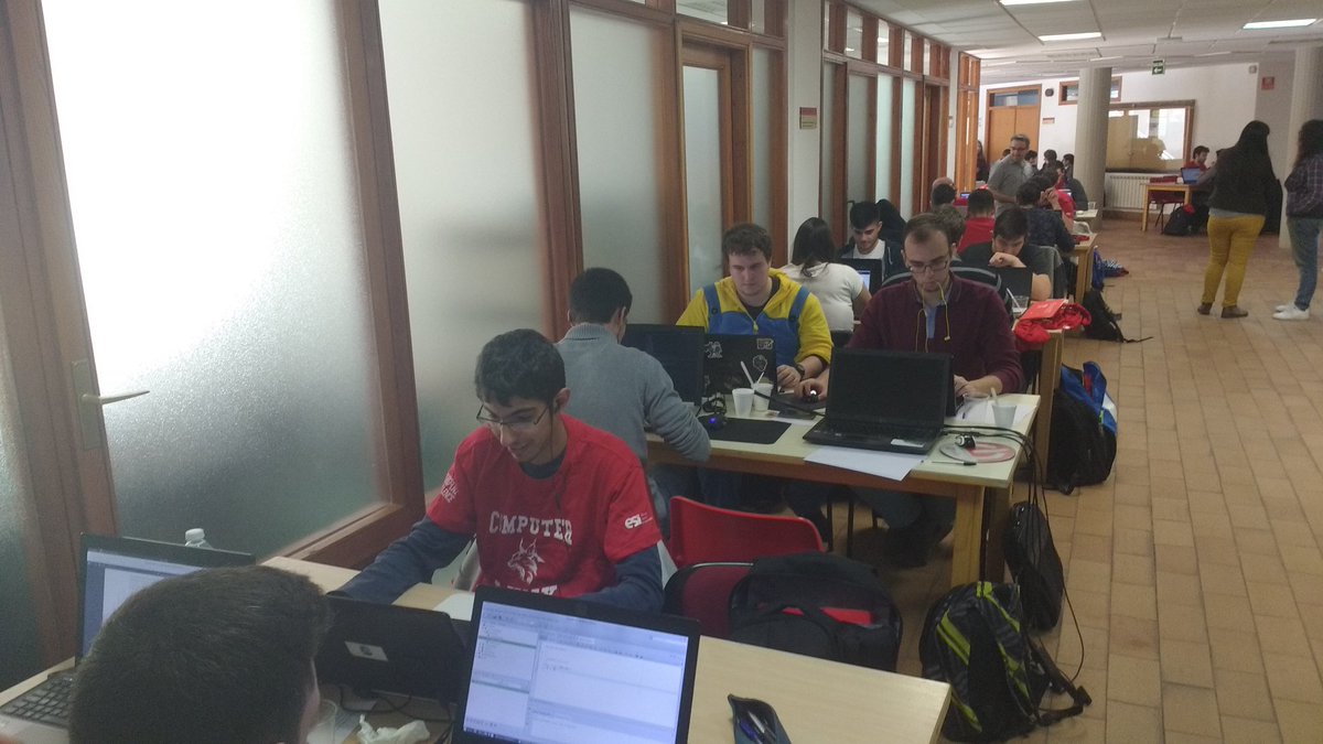 Angel_Nihil's tweet photo. Concentrados en los retos! @Hackathon_2016 #hackatonESI2016 https://t.co/7hXMxQJjqB