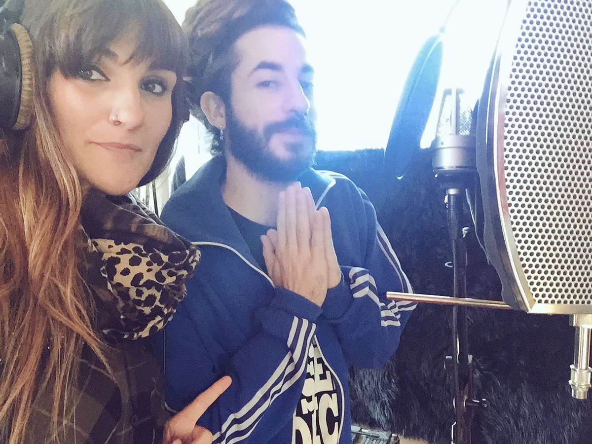 RozalenMusic's tweet photo. Grabando para mis Jamones Con Tacones... 🐷👠🎤#Jamoneando #AchoConLosPrimosMurcianos #AVerSiSacanYaElDisquico https://t.co/kbSkooi7i6