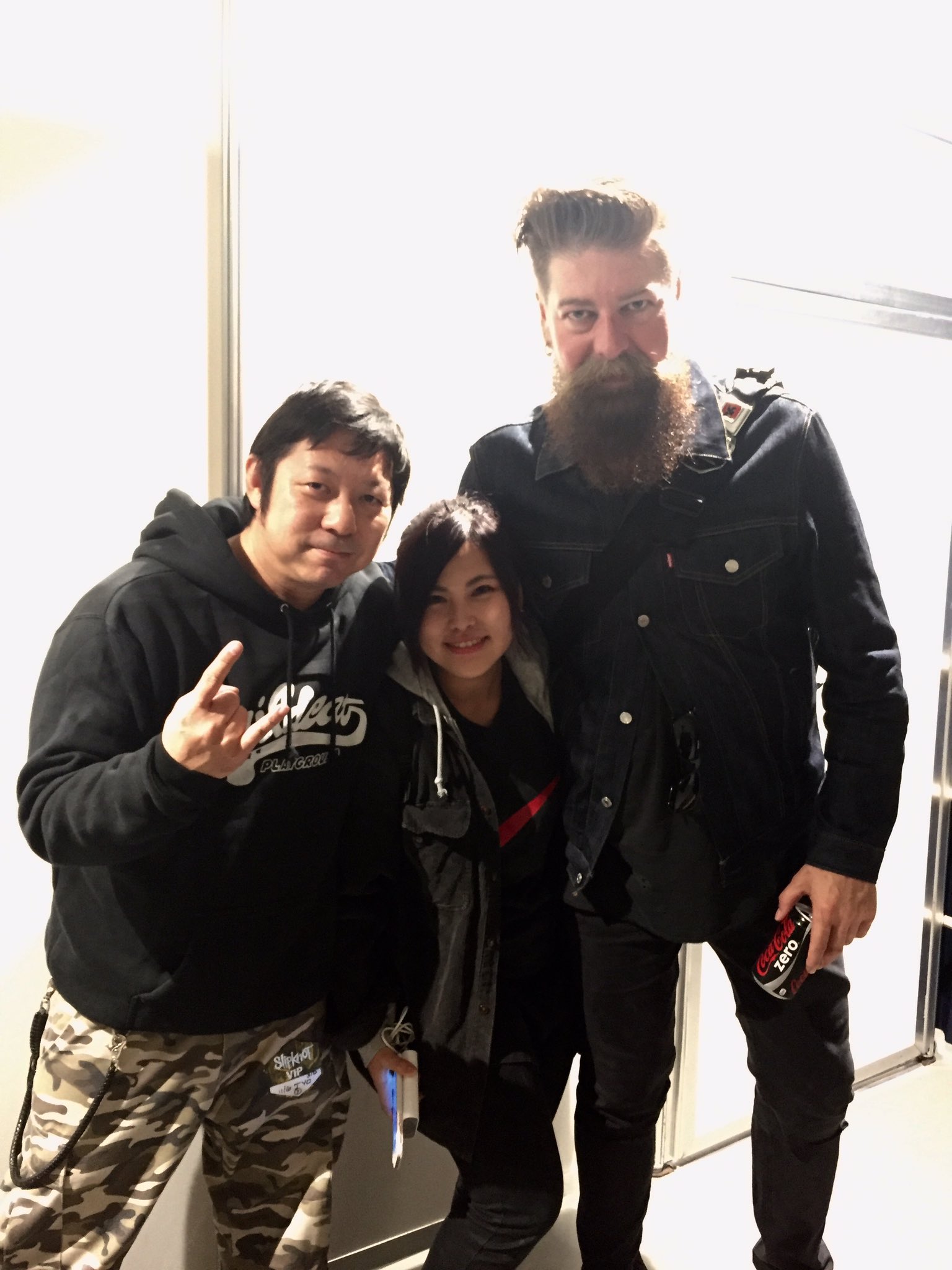中野 シゲ Fulltrap A Deep Ties Twitterissa 昨日のknot Fest 終演後楽屋で Slipknotギターのジムとオレと娘の3ショット写真 覆面バンドだから素顔は って思ってたら ボーカルのコリィとギターのジムは素顔 で別のバンドもやってて素顔もみんな知ってる 中野 シゲ Fulltrap A Deep Ties Twitterissa 昨日のknot Fest 終演後楽屋で Slipknotギターのジムとオレと娘の3ショット写真 覆面バンドだから素顔は って思ってたら ボーカルのコリィとギターのジムは素顔 で別のバンドもやってて素顔もみんな知ってる