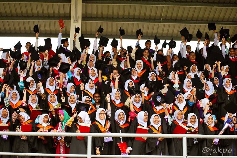 maisarahazhr's tweet photo. #throwback #graduation2013 #form3 π https://t.co/qj58uk2ieN