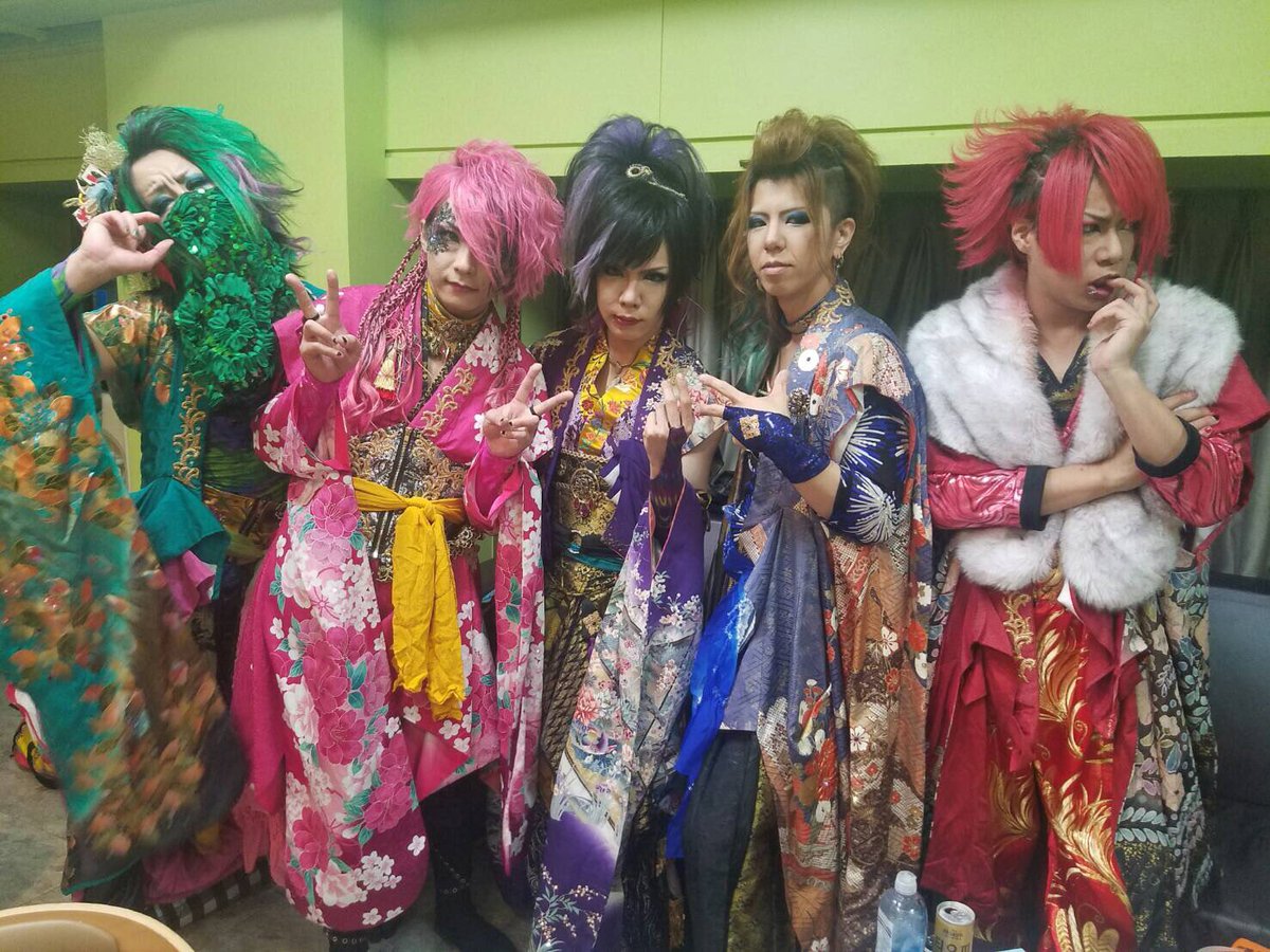 屡流」披露には歓声が湧き、「悦ト鬱」では華麗に扇子が舞いました