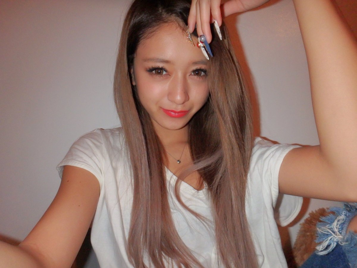 収録終わって帰宅してごろーん。ストレートたまにはいいね👍🏽