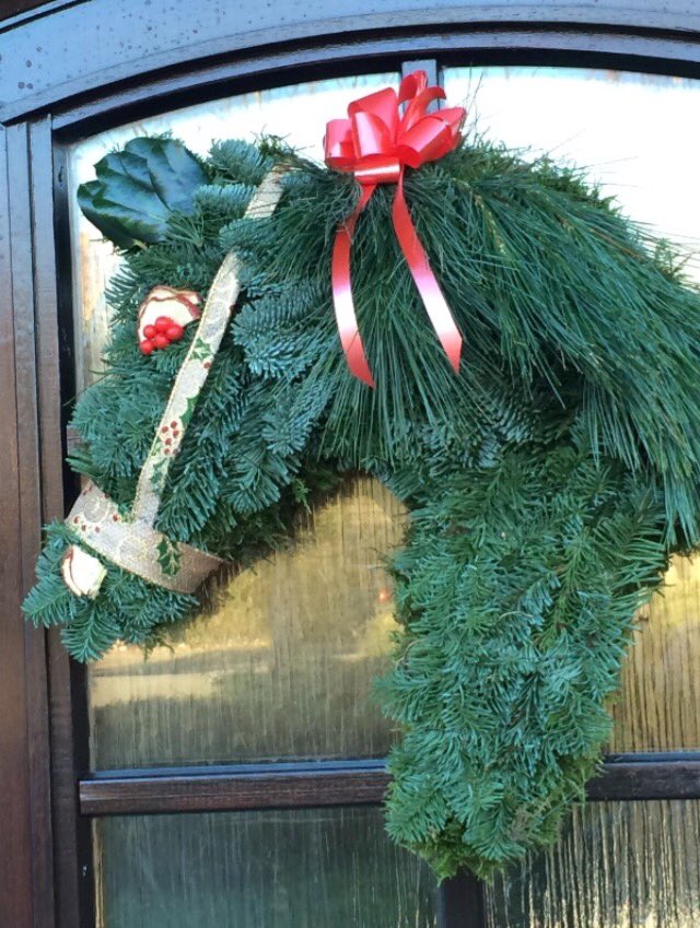 I'm once again taking orders for the popular Christmas horse door decor. Order now online for delivery in December.  robinsflowers.co.uk/design-2014040…