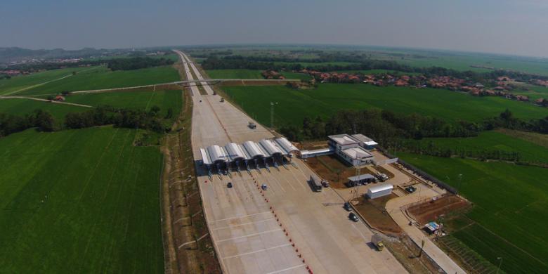 ini gambaran tol cipali, cuman dewa yg ngelempar bisa sampe ke rumah warga.