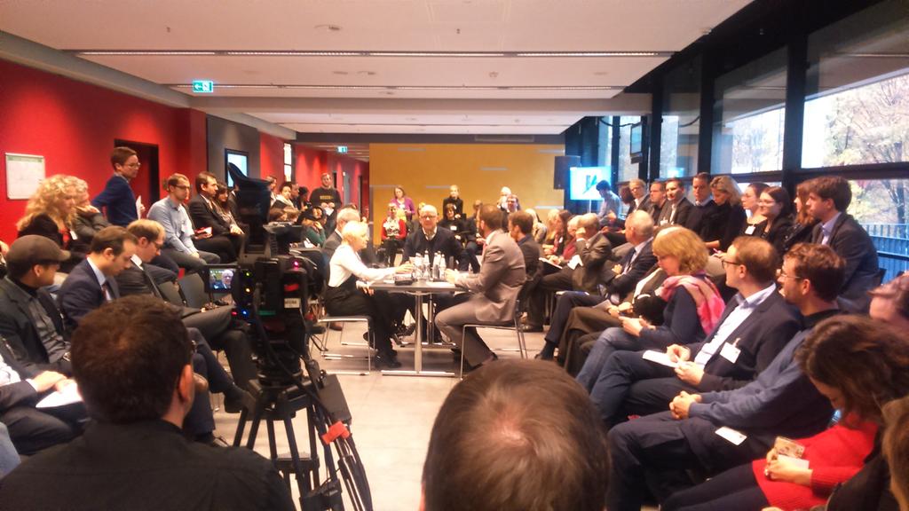 BTVHamburg's tweet photo. Ist Fishbowl das neue Haifischbecken? #programm2020 https://t.co/xAYvD8dubz