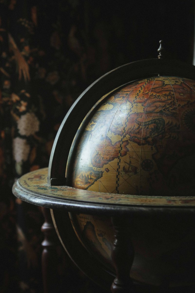 Où part-on la prochaine fois? #inspiration #rezin #rezinwood #globe #vintage #light #wood #woodeyewear #woodenglasses #eyewear