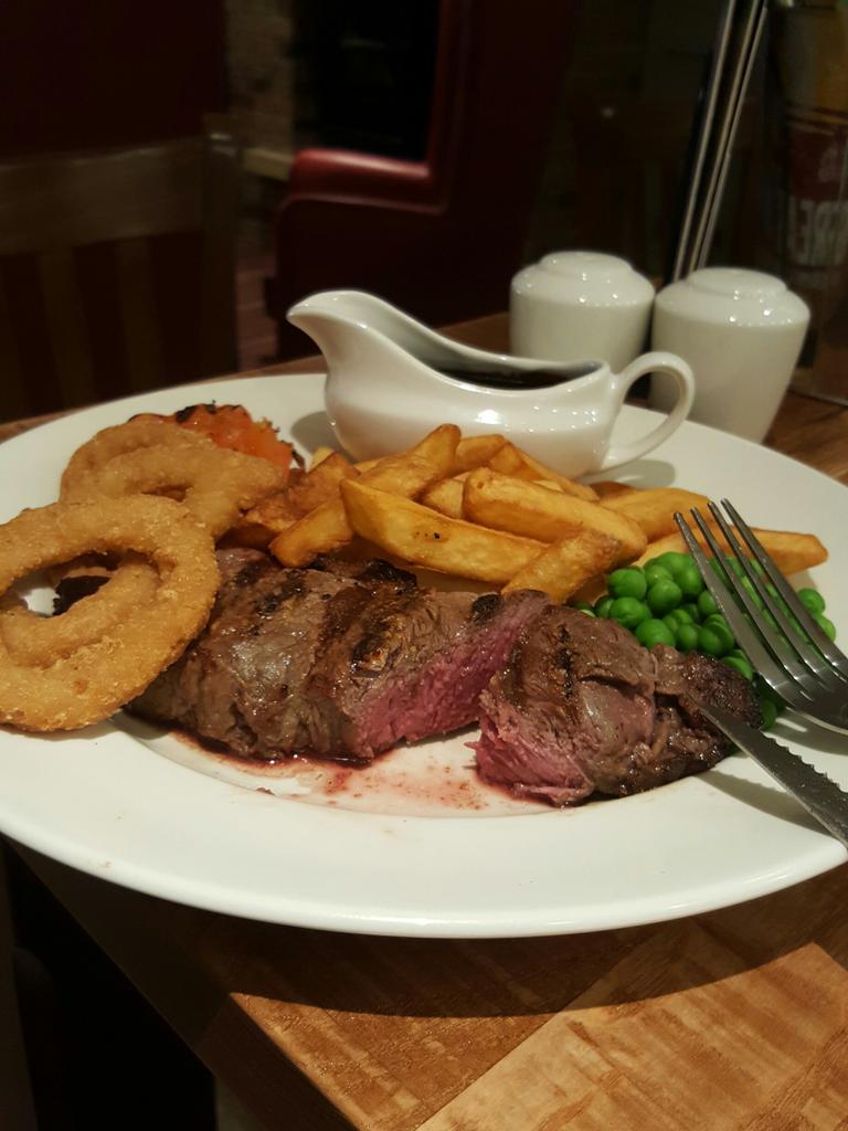 Picture perfect steak seasoned to perfection at the Cinder Path medium rare lovely <a href="/SpencerGraydon/">Spencer Graydon</a> <a href="/WeAreSUGM/">WeAreSUGM</a> <a href="/philatwhitbread/">Phil Birbeck</a>