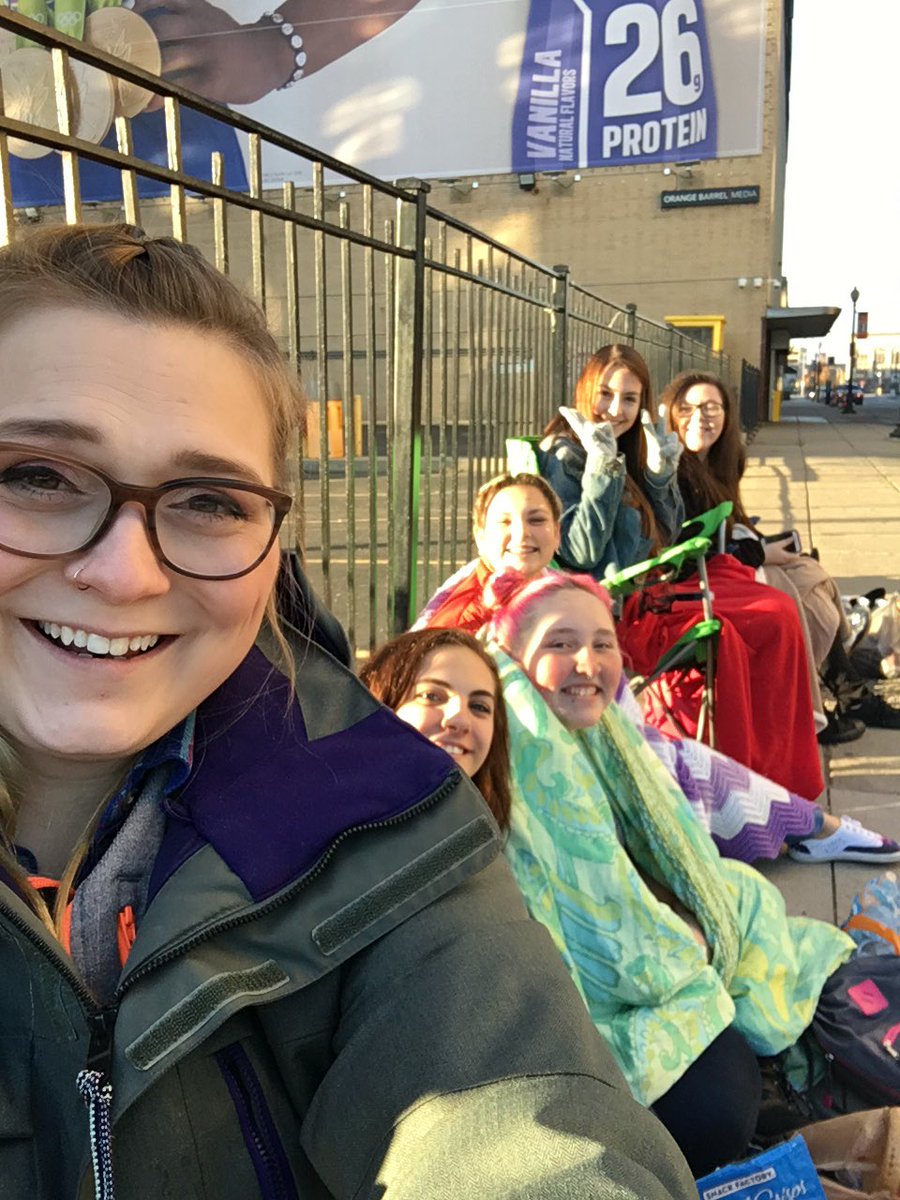 troyesivan_mi's tweet photo. GA line at Troye show https://t.co/ARcaa21D0g