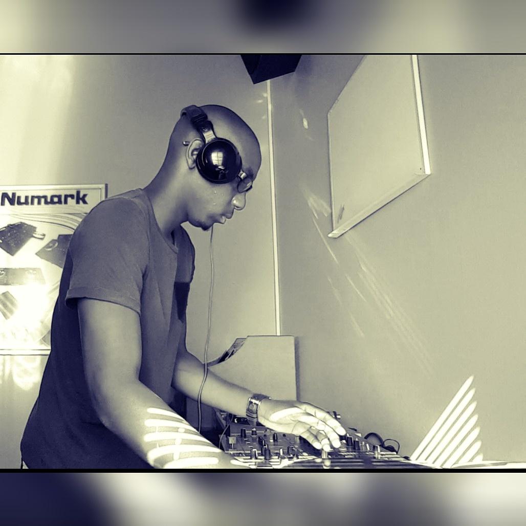 Phoenix_07830's tweet photo. https://t.co/ZbZiInY26a chech out this hipstrumental mix by yours truly @Phoenix_07830 https://t.co/IMim1axFDL