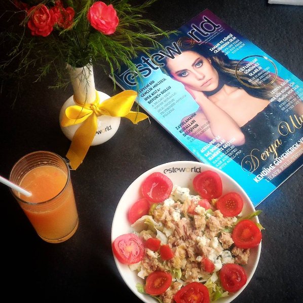 Esteworld Magazine ile yanında bol vitaminli, taze sıkılmış atom içeceği, tonbalıklı ve peynirli salata... #Esteworld #EsteworldMagazine