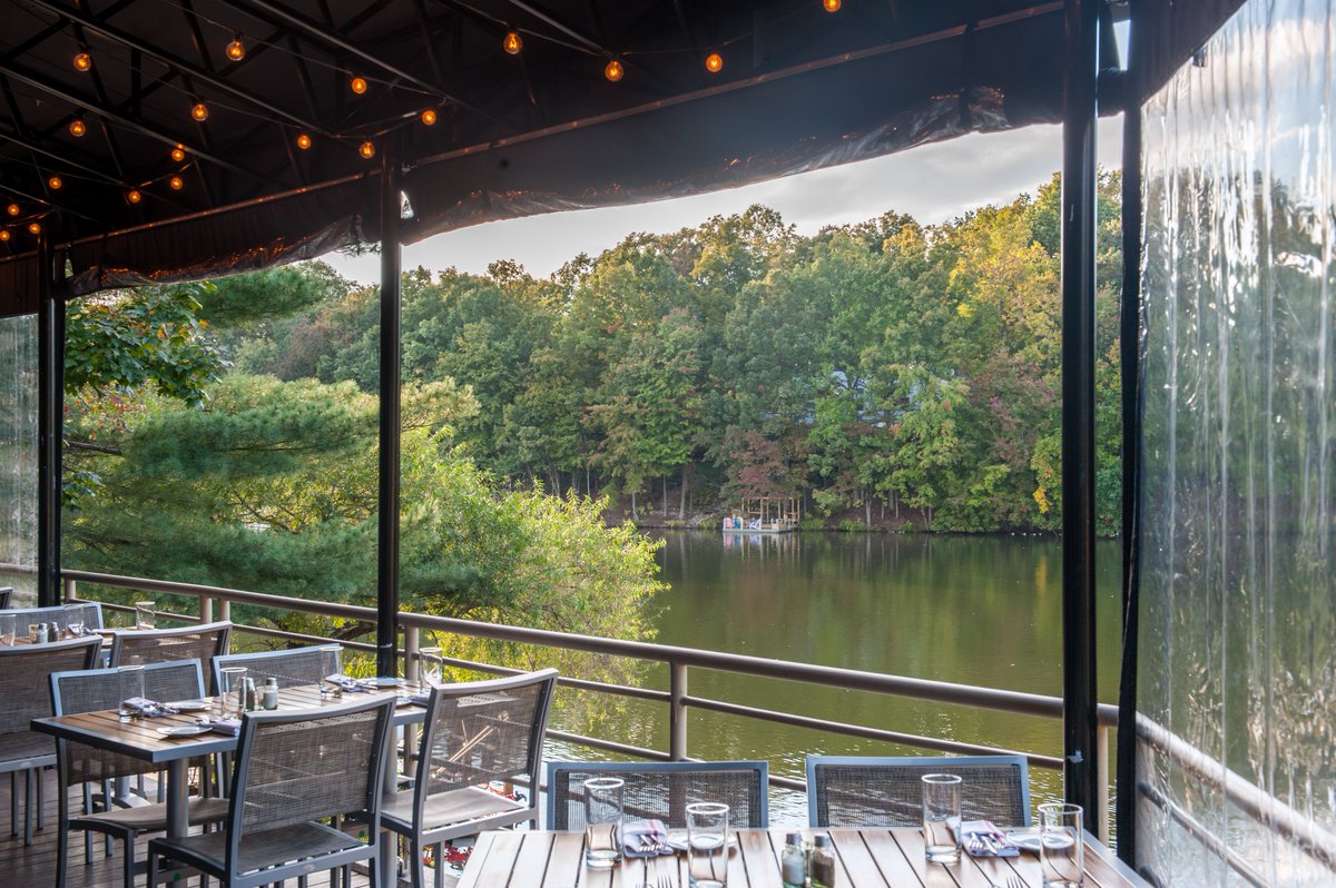 redstableva's tweet image. Red’s Table is hiring bussers, bartenders, servers, and runners. Stop by to fill out an application, or contact us at redstableva@mprdev.com