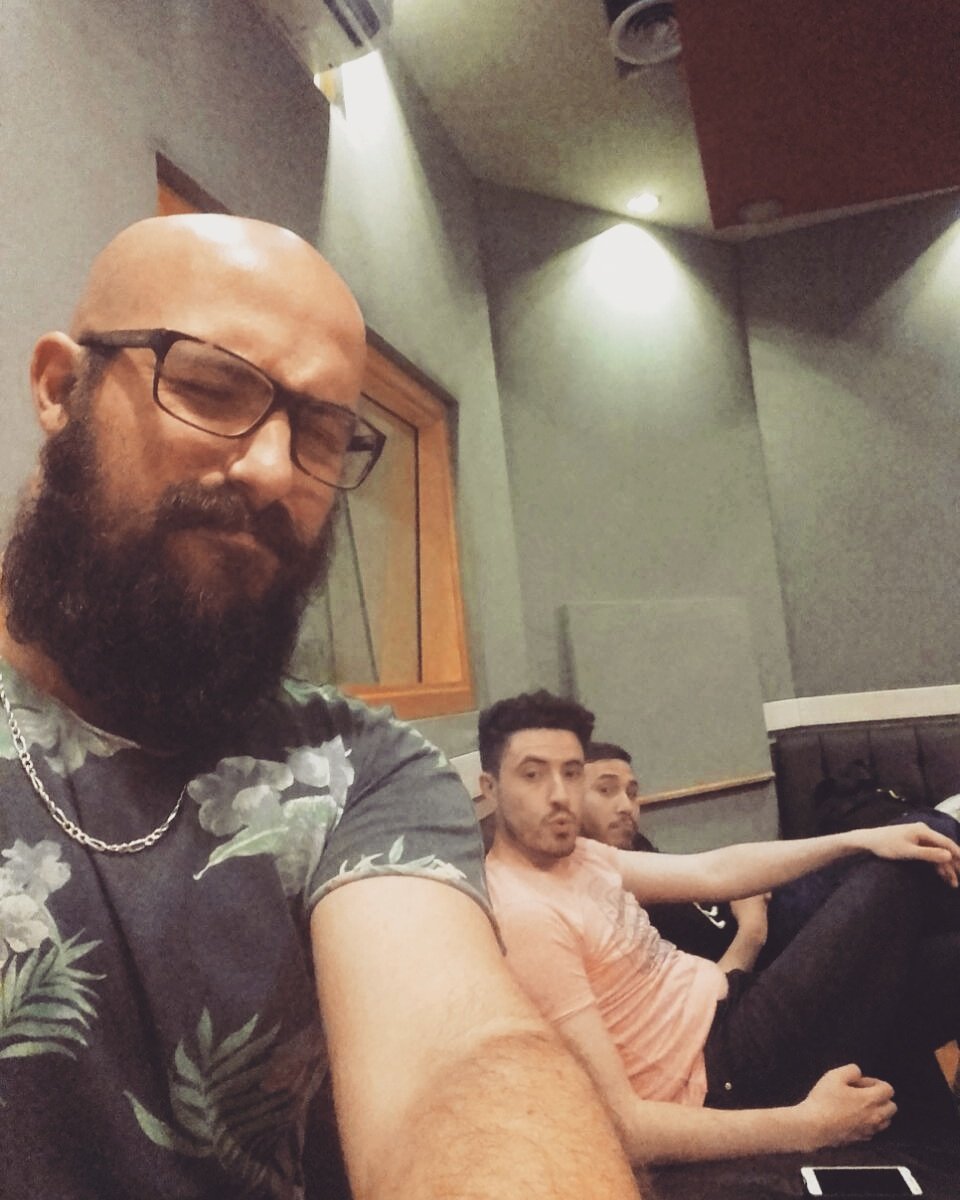 Navidadenagosto's tweet photo. Los pibes en el estudio. Se vienen las nuevas canciones, se viene el @TeatroSonyBA #SeFeliz #NeaEnElTeatro #BuenLunes #recording #music https://t.co/Iakl6J479Q