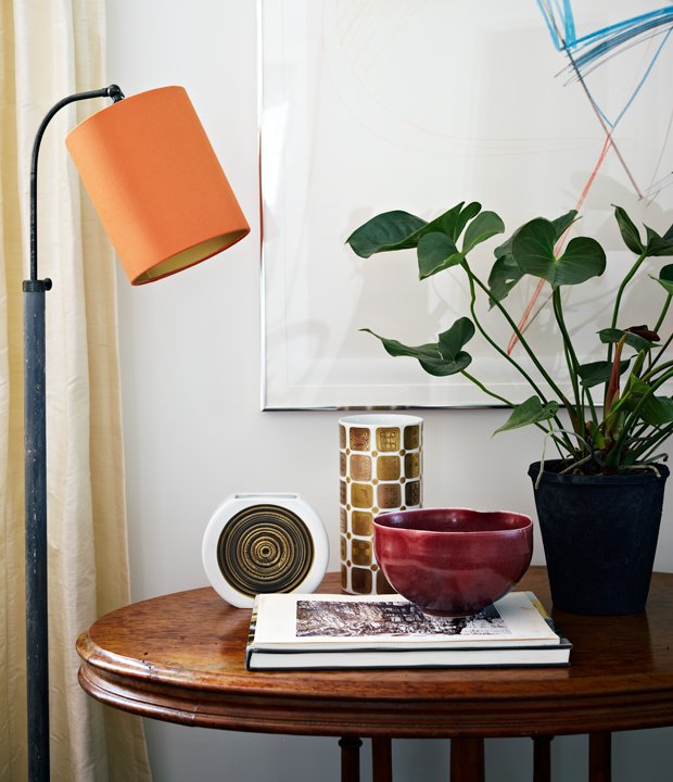 HouseandHome's tweet photo. Decor Tip: Wrap a shade in brightly colored fabric to bring life to a reading nook or den. https://t.co/irajySeDDe https://t.co/k41ycGX1uf