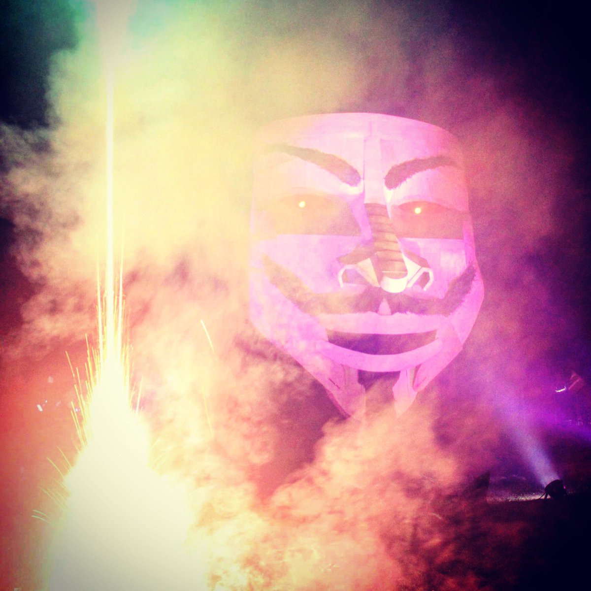CrownInnFM's tweet photo. Bonfire Night 2016 in a nutshell!! Hope you enjoyed the show!! #GuyFawkes #BonfireNight #fireworks #talkingfire https://t.co/7K2kFmrbSB