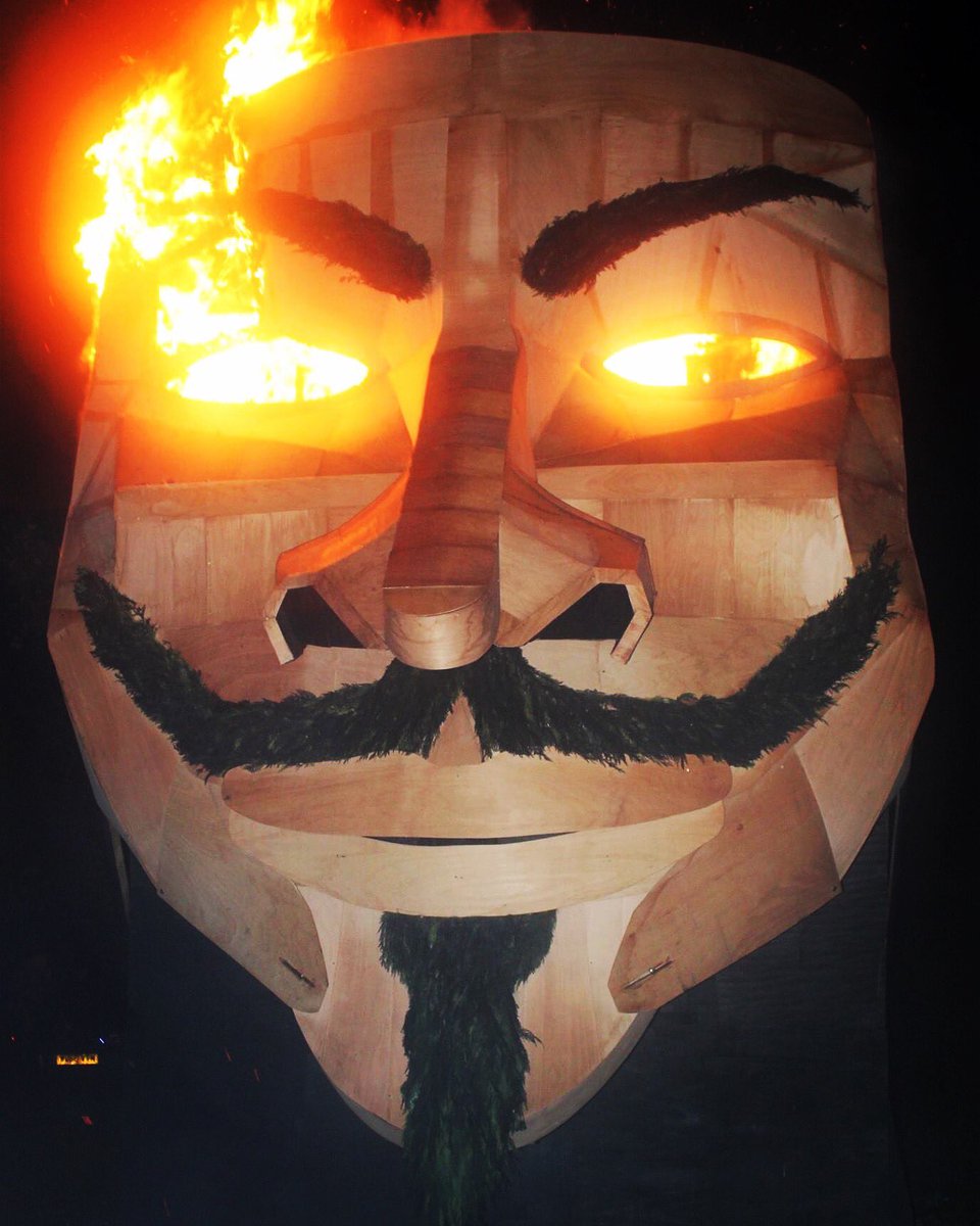 CrownInnFM's tweet photo. Bonfire Night 2016 in a nutshell!! Hope you enjoyed the show!! #GuyFawkes #BonfireNight #fireworks #talkingfire https://t.co/7K2kFmrbSB