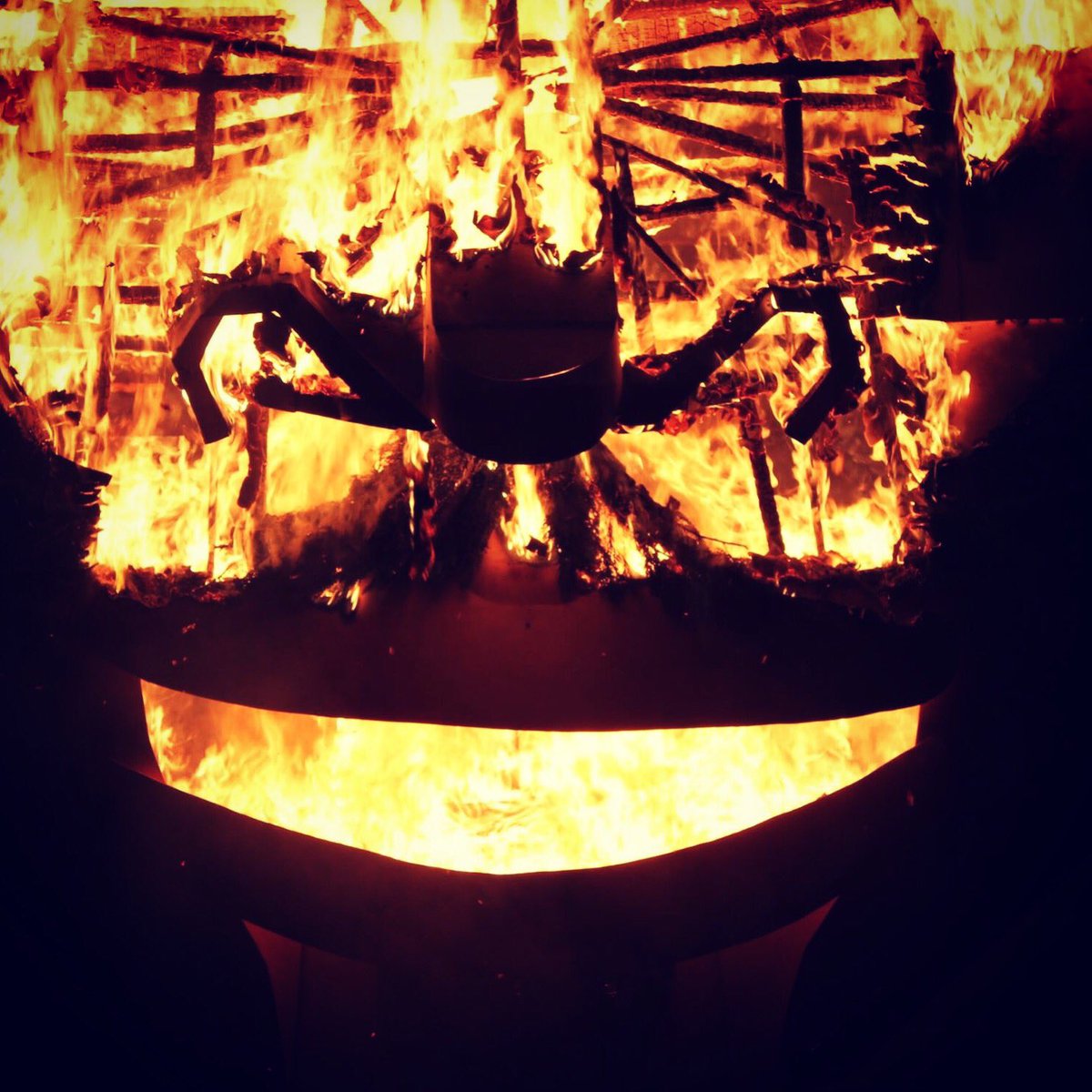 CrownInnFM's tweet photo. Bonfire Night 2016 in a nutshell!! Hope you enjoyed the show!! #GuyFawkes #BonfireNight #fireworks #talkingfire https://t.co/7K2kFmrbSB