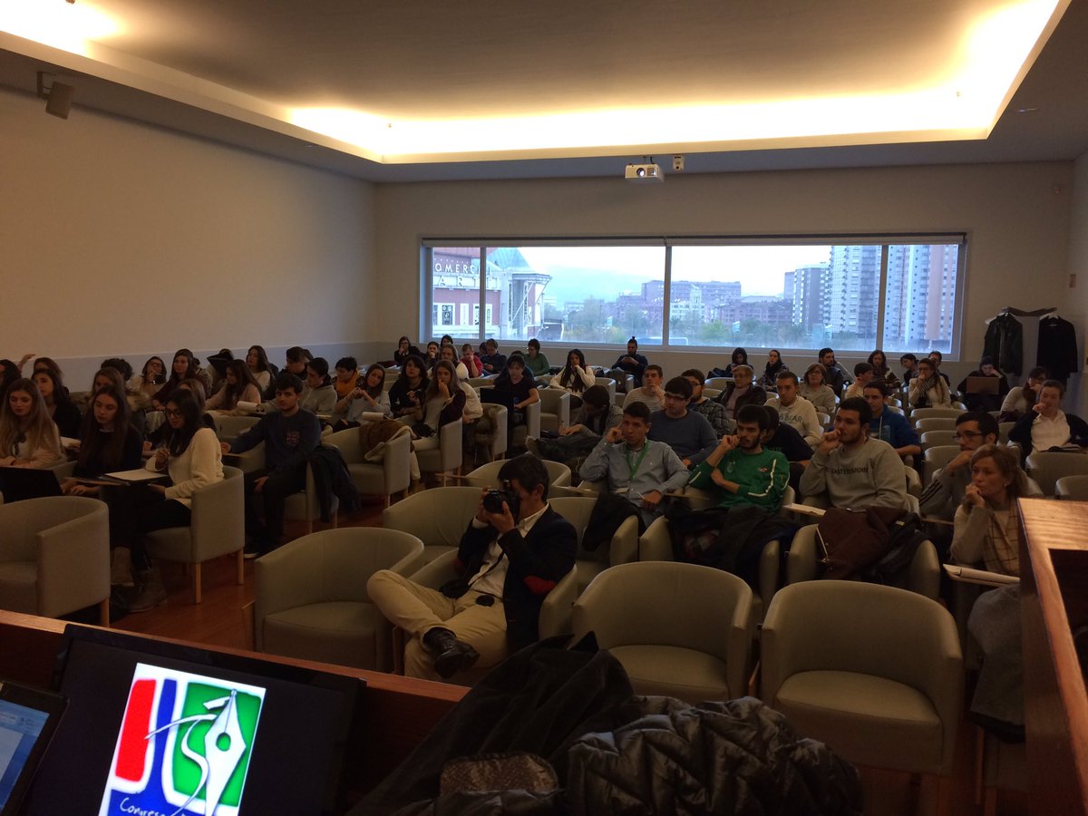 Auditorio a tope para escuchar a los youtubers en el #ciberpebi2016