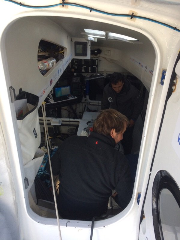 didaccostaVG's tweet photo. Didac y su equipo trabajan sin descanso para reemplazar los elementos dañados. Esperan una salida del barco miercoles ! #VG2016 https://t.co/5UNzSLZH75