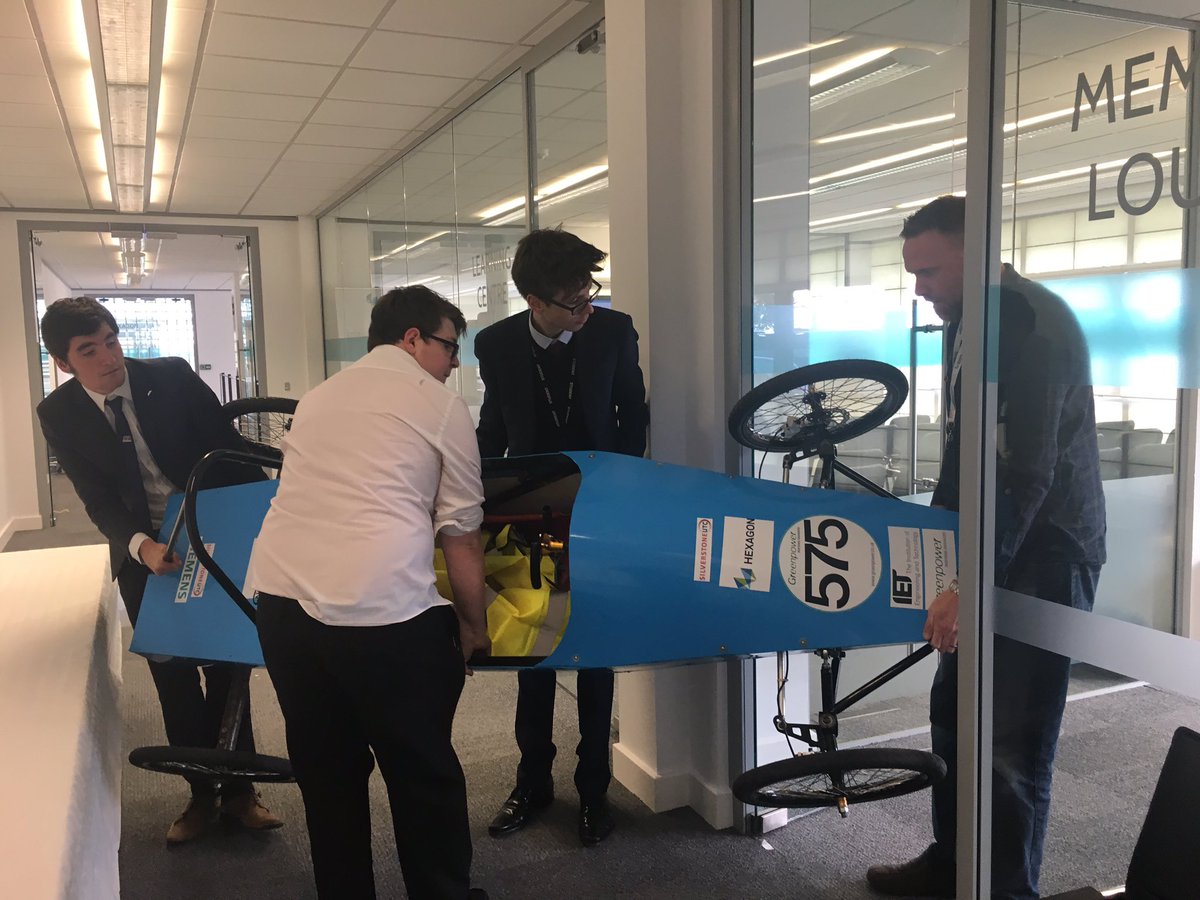 Bit of a tight squeeze....<a href="/silversparks_r/">Silversparks Racing</a> 😊<a href="/SilverstonePark/">silverstonepark</a> @SilverstoneUTC