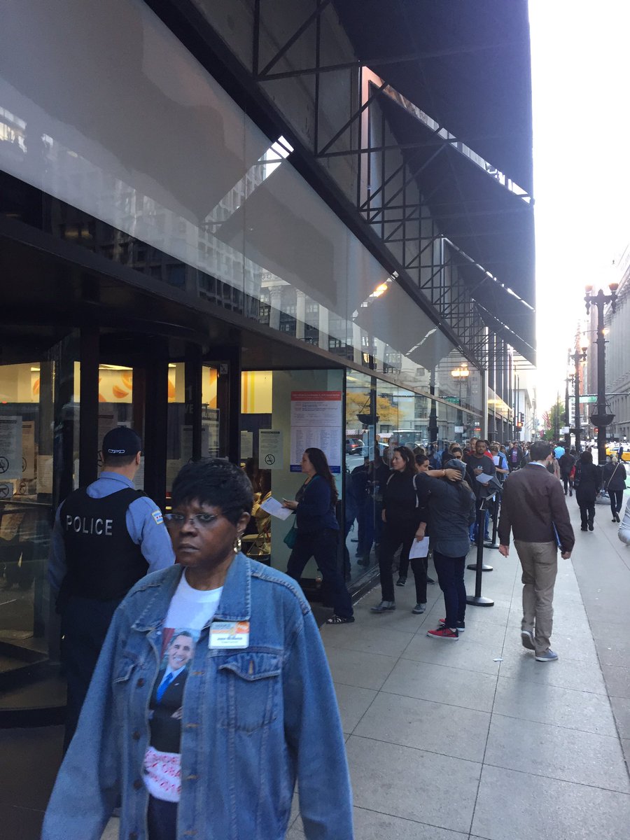 Aoshenxx's tweet photo. The line waiting for voting is like hundreds meters long. #cccglobal https://t.co/aDQ2dFUfZN