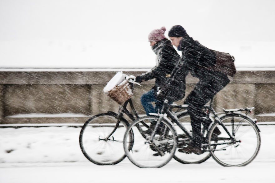 In #Copenhagen, 56% of residents cycle for transport daily. 75% of them do it all winter. Weather is a red herring. boredpanda.com/i-take-photos-…