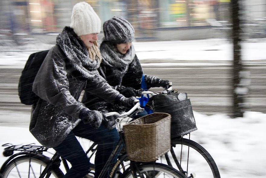 modacitylife's tweet photo. In #Copenhagen, 56% of residents cycle for transport daily. 75% of them do it all winter. Weather is a red herring. https://t.co/2jicDxsKHT https://t.co/zGocJBgaZj