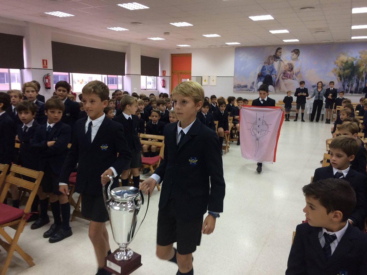 colegiosRC's tweet photo. ¡El pasado viernes, en la misa de Acción de Gracias, nuestros alumnos de @highlandssev ofrecieron la copa que ganaron! #copafaro #deportesRC https://t.co/rngsun1Vl9