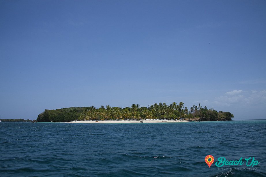 BeachUpRD's tweet photo. ¿Adivinan qué playa forma parte del Top 5 para acampar? ¡La respuesta en nuestro #Instagram! 
#BeachUpRD #PlayasRD #DRBeaches https://t.co/tF72CARRuj