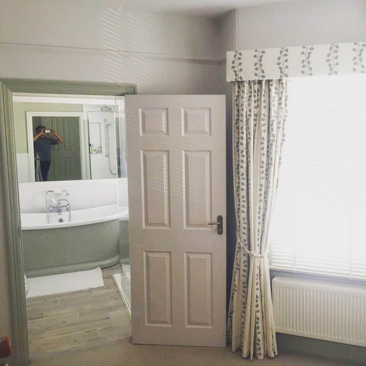 Cornwallinterio's tweet image. Lovely #boatbath in and finished! Love this colour 💕 #bathroomdesign #mizzle #cornwallinteriors #interiordesigncornwall @BCDesignsUK