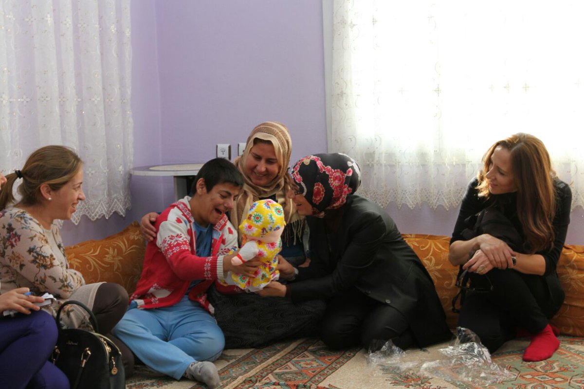 Bizimkisi bir aşk hikâyesi değildi. Aşk’tı bizimkisi, gerisi hikâyeydi. (Can Yücel)