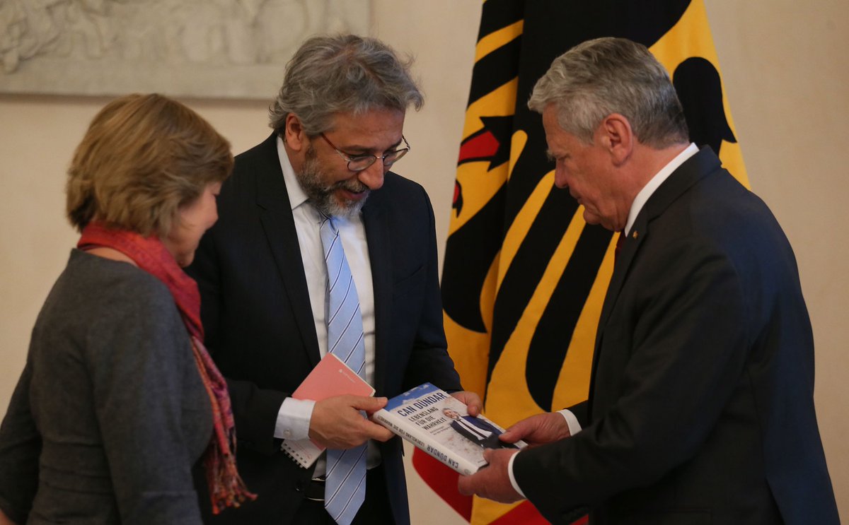 Adliye Sarayı'ndan
Alman Sarayı'na...
#Tutuklandık

#JoachimGauck
#DanielaSchadt