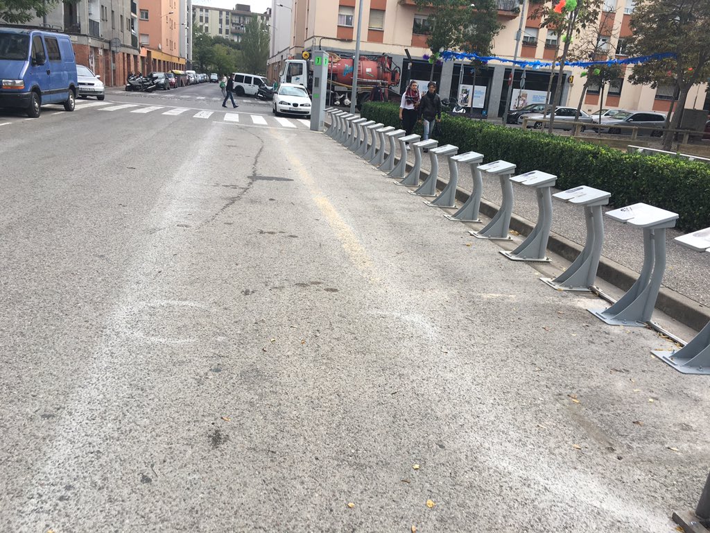 XeviVillarreal's tweet photo. Per #Fires2016 #Girona ,més del mateix als barris d la "perifèria"...
#Girocleta @moutenbici @girona_cat https://t.co/2zQsHSnEQM