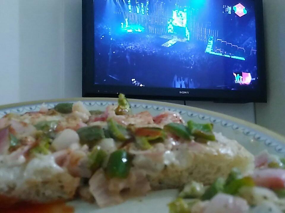 ___itzaditya___'s tweet photo. Pizza and #EMA 🍻🍻 https://t.co/QU6hkECP74