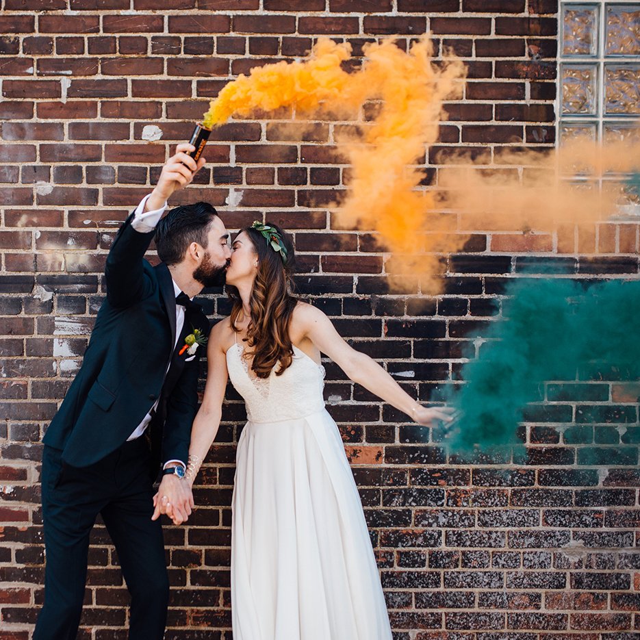 grnweddingshoes's tweet image. Overgrown flowers + wild greens, orange splattered walls + colorful smoke bombs! #onGWS: buff.ly/2fFrRFS