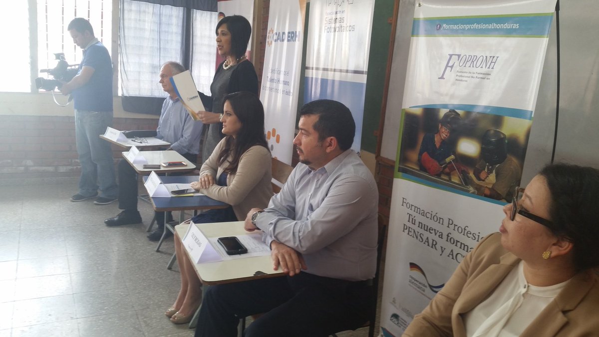 mirhn's tweet photo. Inagurando programa de capacitación a instructores de la #REDCADERH en Energias Renovables https://t.co/aEqMXfdenu