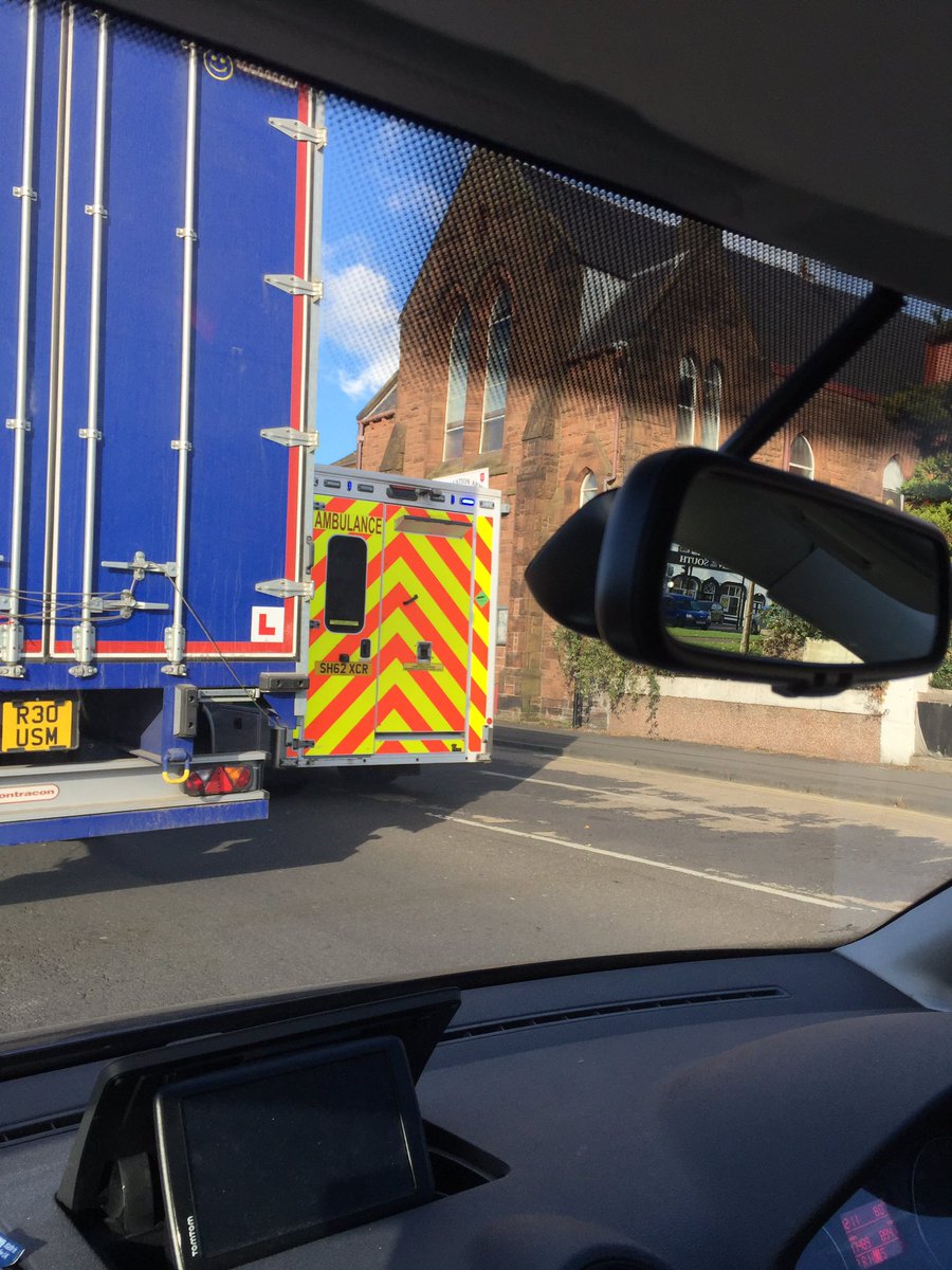 Libbyextra's tweet photo. Breathing in to make room for an  🚑 today on the busy Whitesand's in #Dumfries #GiveWayToEmergencyVehicles https://t.co/WcUxASYmoS