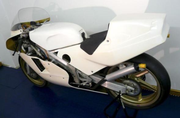 Uzivatel バイクレースはドラマより面白い Na Twitteru Honda Rs250 19 懐かしの19年式rs250 この年からアッパーカウル先端がフロントアクスル前にokになりました シートカウルのサイドカバー部がまだ大きな時代 翌年hrcのnsr250がサイドカバー下側を