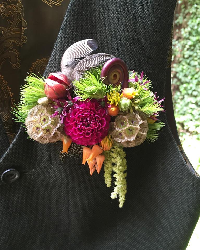 Fun pocket square designed by California Chapel Designer <a href="/FODesigns/">Faye Krause</a> to match the bridal bouquet. CDs think out of the box! Awesome, Faye!