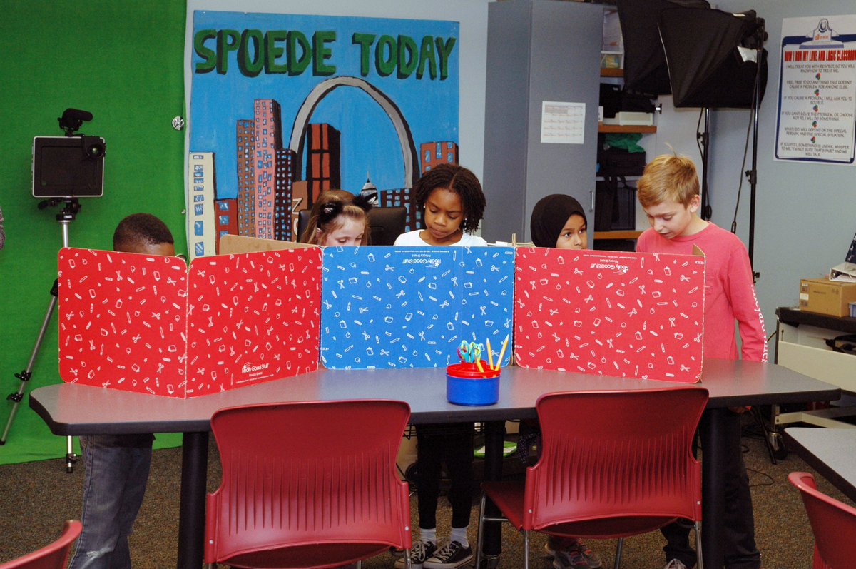 CreveCoeurMO's tweet photo. Mayor Glantz is hitting the polls early, joining the students at @SpoedeTurtles for Kids Voting Day! https://t.co/QIT94aBQ2c