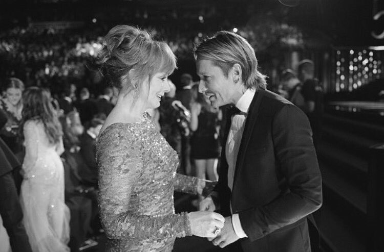 kurbanfan4's tweet image. Love CMA moments like this 💖@KeithUrban @reba