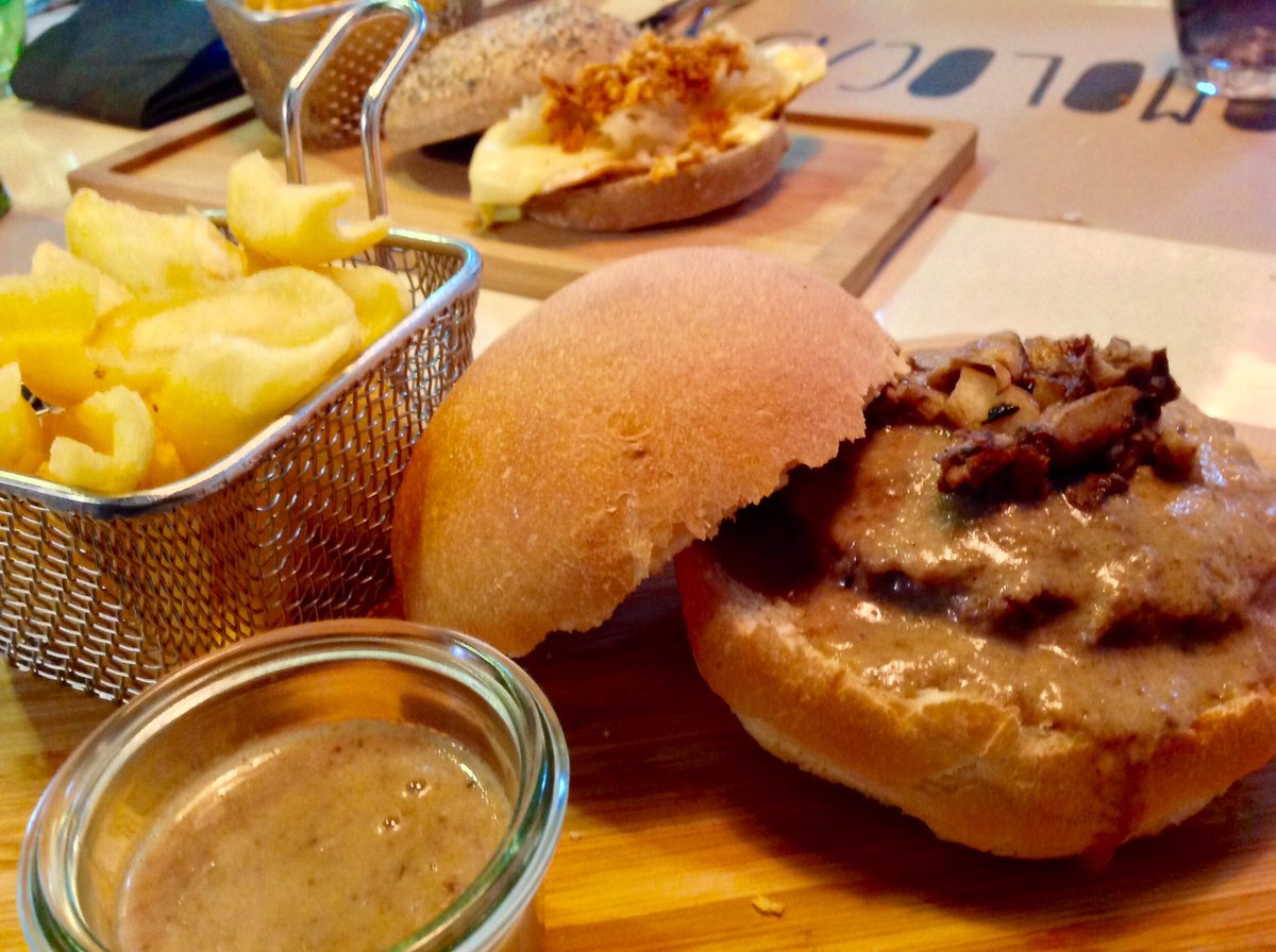 Ines_Butron's tweet photo. @COMOLOCASbcn Una hamburguesería donde reina la cordura. https://t.co/56dAItm9iz