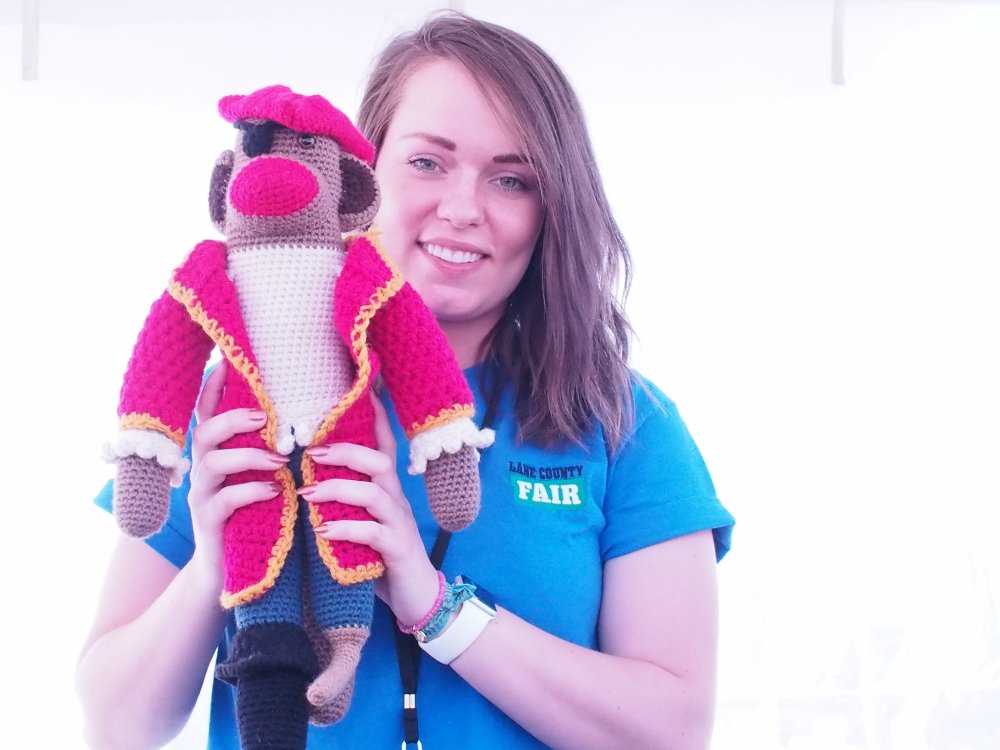 jororoasting's tweet photo. Joro had to show off his photo with one of the helpful Fair staff before we move on with his other #EndlessSummer adventures.#MonkeyMonday https://t.co/p3fi67aZ5x