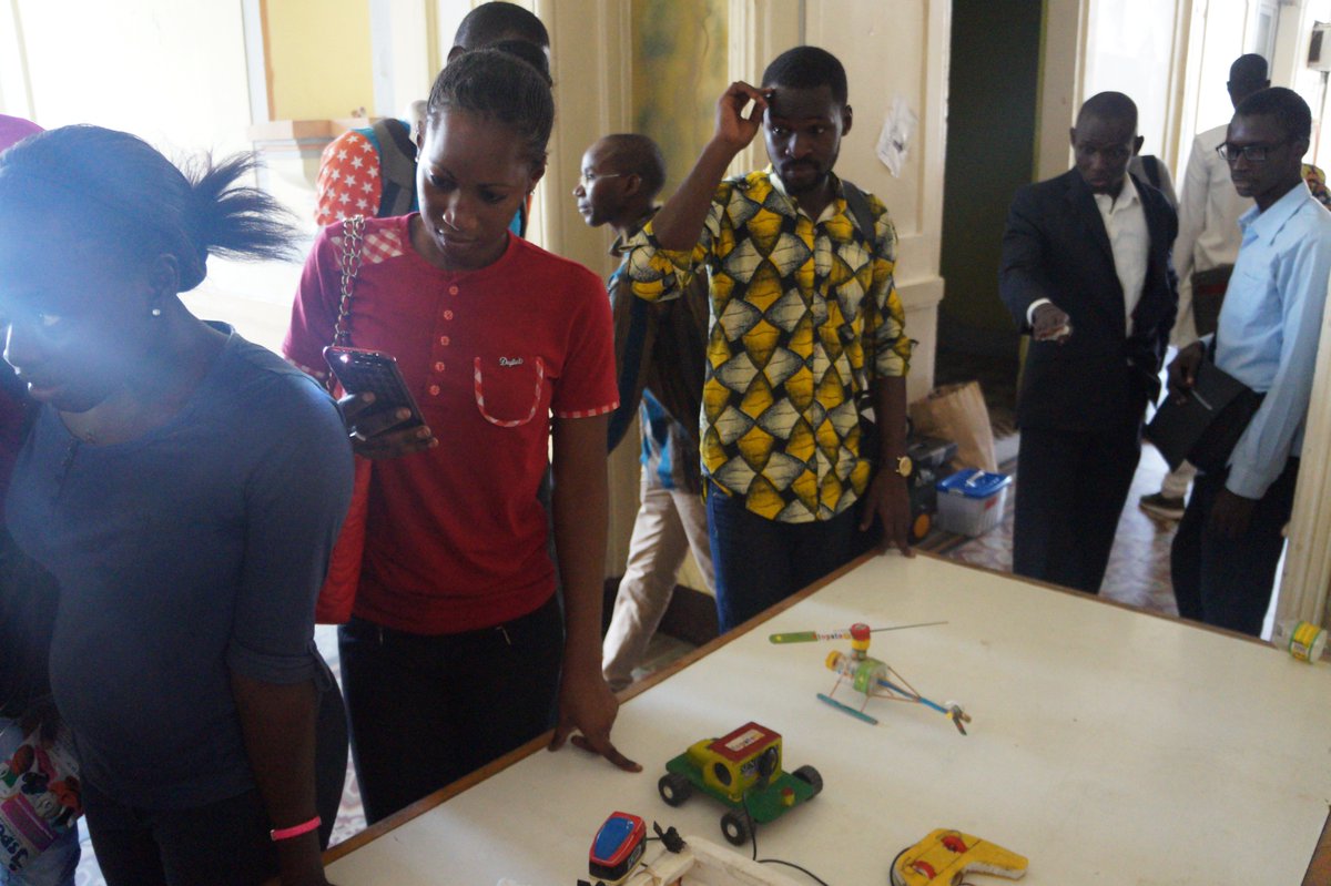 Edutech_forum's tweet photo. Espaces Tapatoo a exposé sur les jeux ludiques pour les enfants du FabLab J : Dronage, Domotique, Codage. #edutechforum https://t.co/IJoAyq7L5w