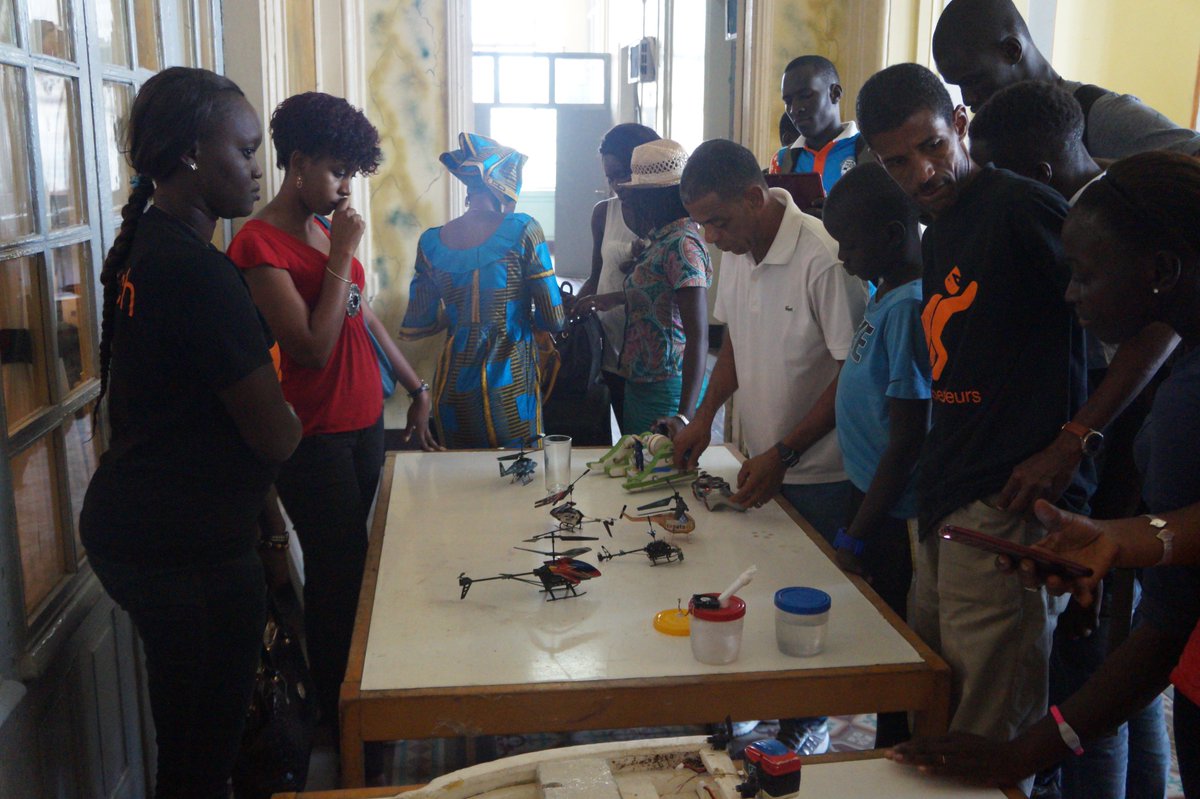 Edutech_forum's tweet photo. Espaces Tapatoo a exposé sur les jeux ludiques pour les enfants du FabLab J : Dronage, Domotique, Codage. #edutechforum https://t.co/IJoAyq7L5w