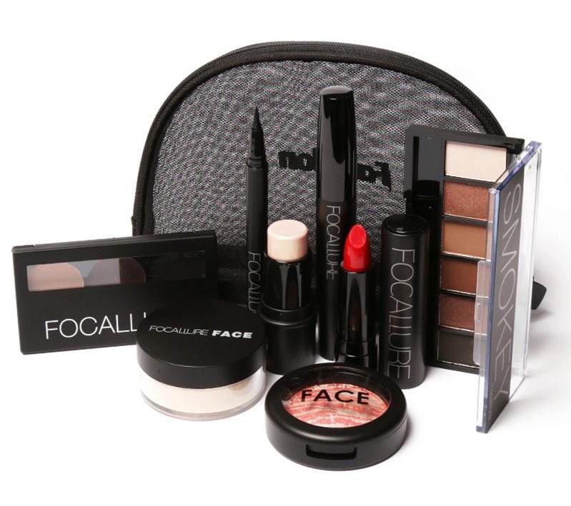 GlammAddict's tweet photo. RT ET FOLLOW MOI 
POUR GAGNER CE LOT !

TAS DANS 48H ⚠️ https://t.co/QSY06nCdAT