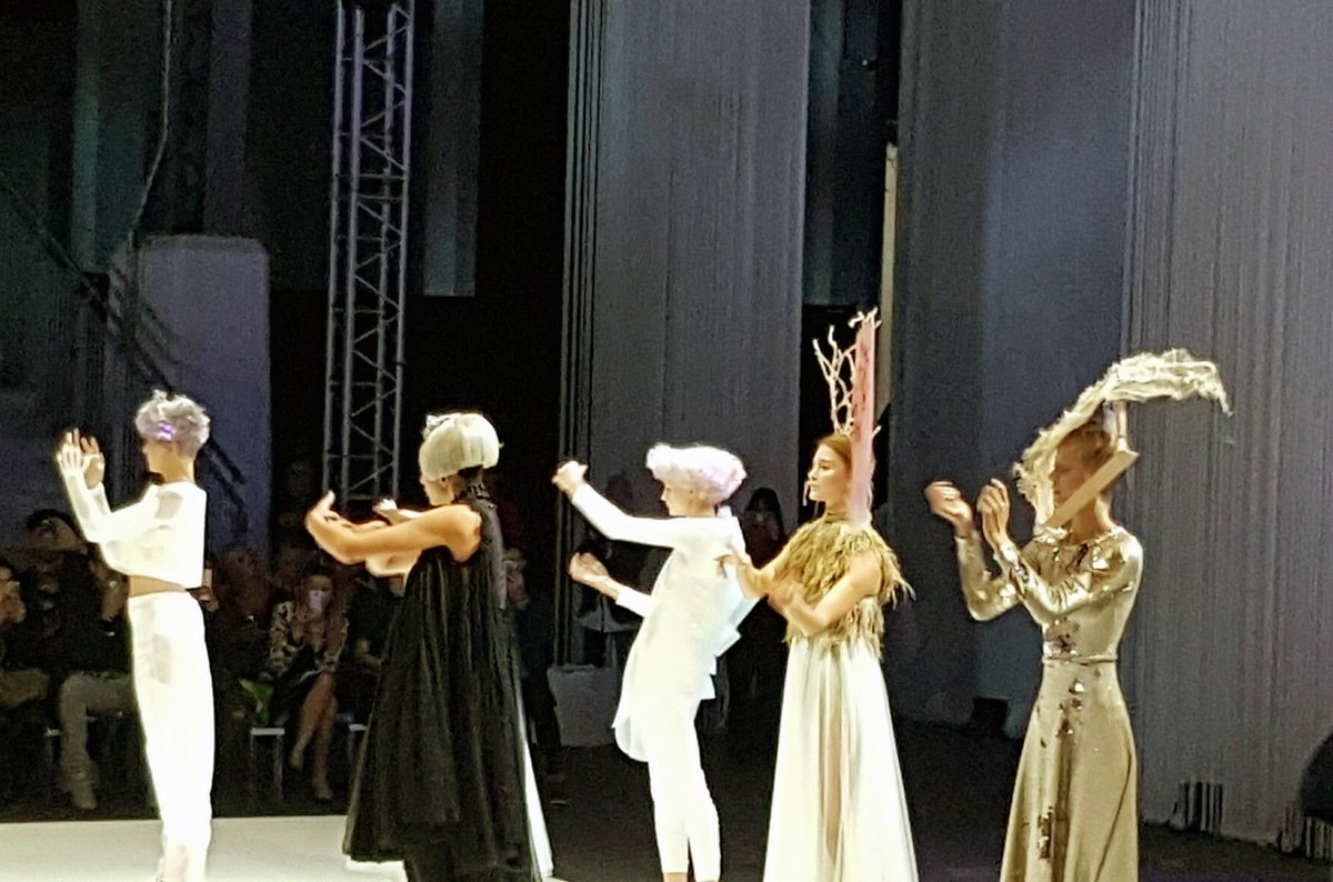 Morenopeluquero's tweet photo. Gran jornada llena de inspiración en #TrendVision2016. La competición más importante de Wella Professionals. #FelizLunes #FelizSemana https://t.co/ZaQfTcanyk
