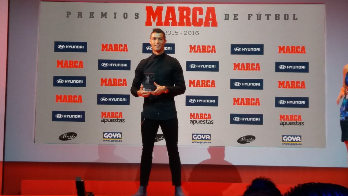 #PremioDiStefano al mejor jugador de la liga para <a href="/Cristiano/">Cristiano Ronaldo</a> ¡enhorabuena! #PremiosMarca