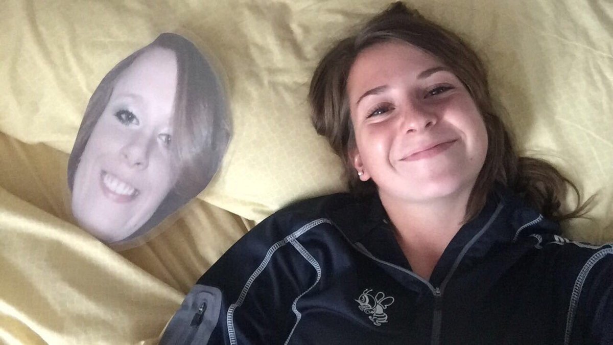 _double_decker's tweet photo. When it's ur frendiversary but you and ur best friend go to different schools❤️ https://t.co/5nvqLpAW0D