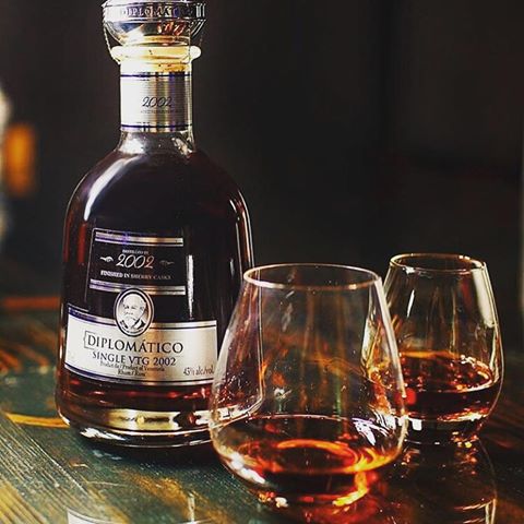 Empieza la semana degustando de una exquisita y deliciosa copa de #RonDiplomático Single Vintage