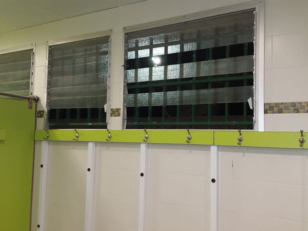 Lamentables los vestuarios del polid. de #Molina, unos vetustos y otros faltan cristales y sin calefacción  <a href="/Estherclavero/">Esther Clavero Mira</a> <a href="/AytMolinaSegura/">Ayuntamiento de Molina Segura</a>